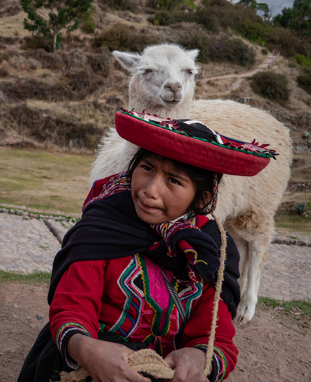 Peruánská dívka s lamou