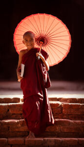 Mladý mnich před chrámem v Baganu