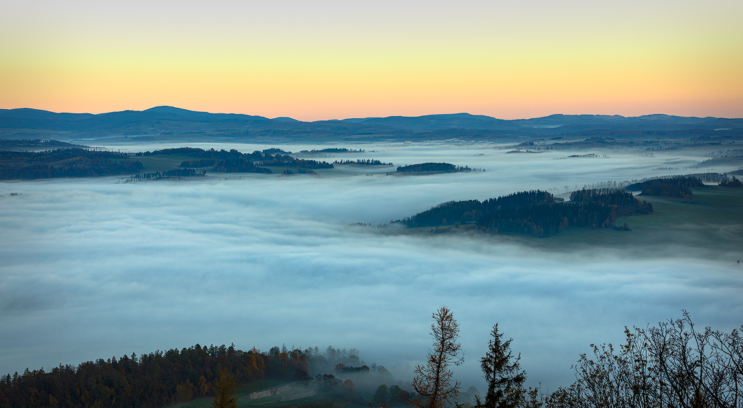 Ranní mlha nad Slezskou Hartou