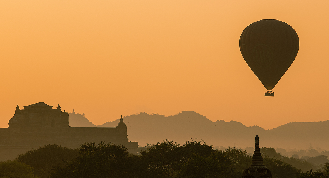 Svítání v Baganu